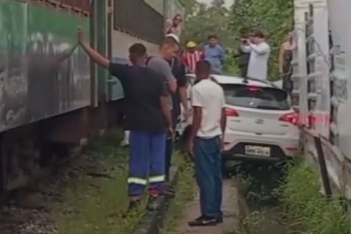 Trem atinge carro em passagem de nível em Bebedouro; ninguém fica ferido