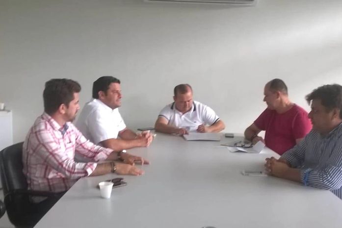 Léo Saturnino empossa segundo e terceiro secretários respectivamente, Thiago ML e Jario Barros na Mesa Diretora da Câmara Municipal