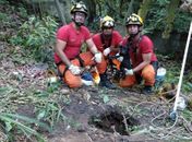Cadela é resgata após cair em fossa desativada no Barro Duro