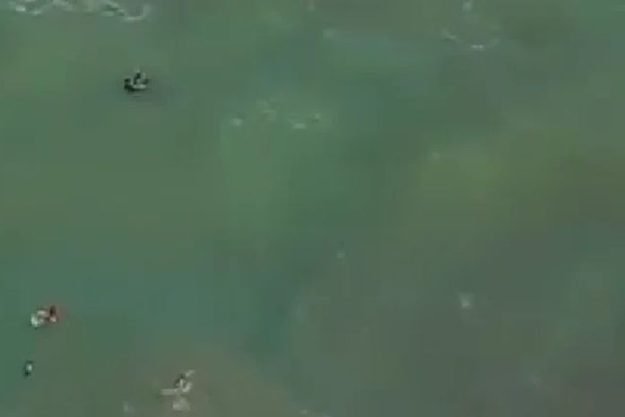 Criança de 12 anos é resgatada por bombeiros após ficar à deriva na praia de Jacarecica, em Maceió