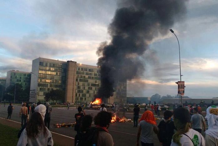 Em protesto contra a PEC manifestantes entram em confronto com a polícia