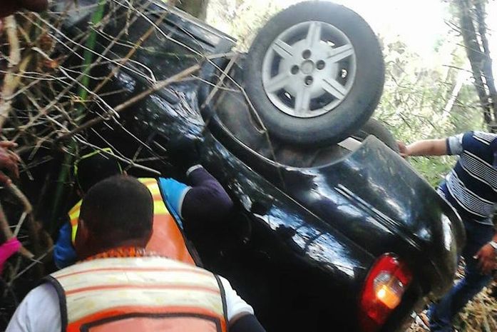 Carro teria saído da pista e capotado