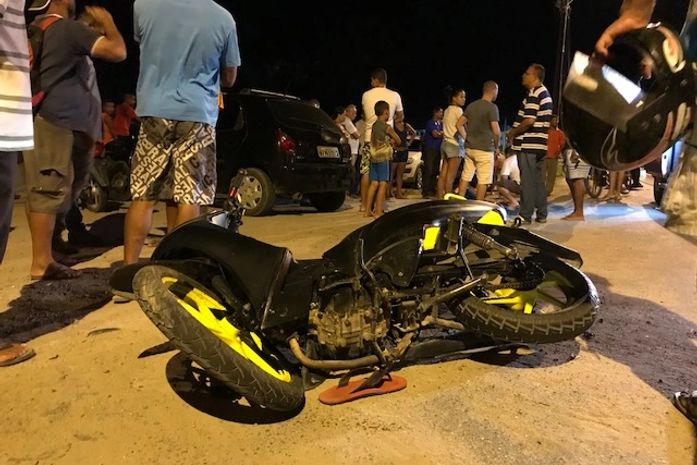 Jovem fica ferido após colisão entre carro e moto em Marechal Deodoro
