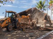 Após fiscalização identificar irregularidades e riscos, barraca na orla da Jatiúca é demolida