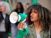 Mulher, política e família: o preço afetivo que os homens nunca precisaram pagar