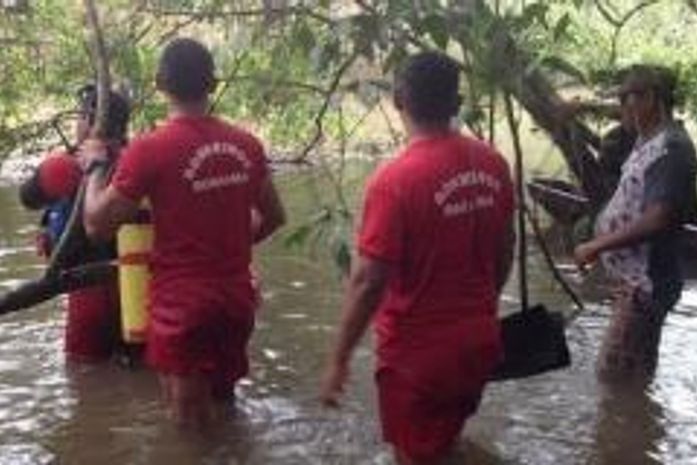 Corpo de Bombeiros busca vítimas de naufrágio em Roraima.