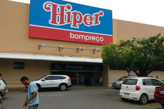 Loja Hiper Bompreço da Buarque de Macedo vai fechar as portas