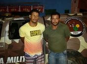 Com os suspeitos, polícia apreendeu cocaína (Foto: Divulgação PM)