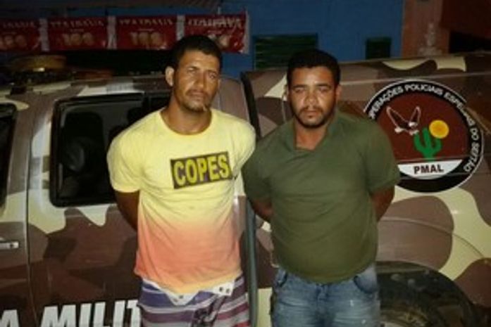 Com os suspeitos, polícia apreendeu cocaína (Foto: Divulgação PM)