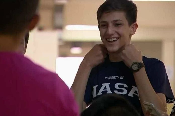 Jovem de 14 anos que passou na faculdade ganha direito de estudar