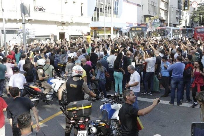 Bolsonaro é esfaqueado na barriga em ato de campanha em Juiz de Fora; Veja vídeos