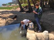 Casal diz que ligação de esgoto à galeria pluvial não foi feita pela empresa