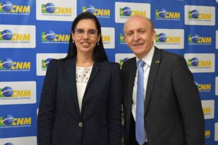 Presidente da AMA recebe homenagem da CNM pelos 40 anos da entidade