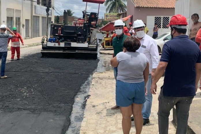 Luciano vistoria obra de pavimentação nesta segunda-feira de Carnaval