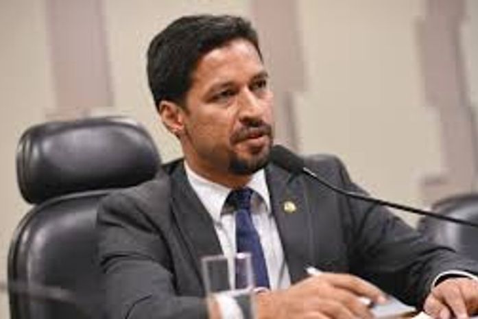 Após polêmica com namorada, Rodrigo Cunha vê pesquisa desanimadora para o governo de Alagoas