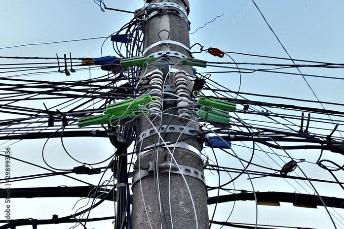 Comissão da Câmara aprova projeto que obriga empresas a retirarem fios inutilizados de postes