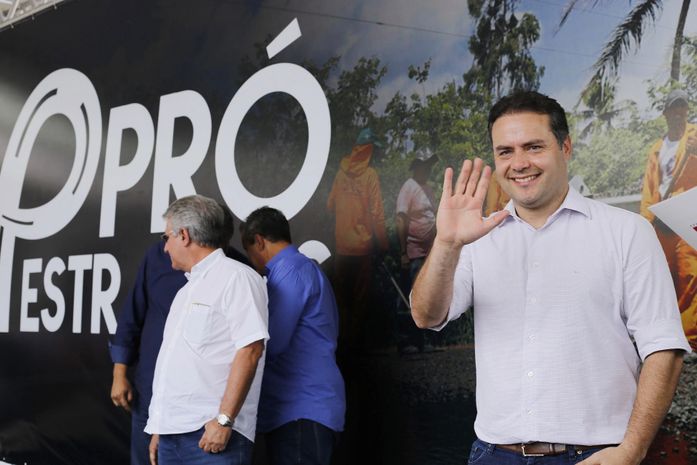 Governador em um de seus maiores projetos que é o Programa Estadual de Estradas - "Pró-Estrada"