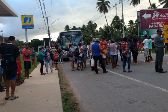 Moradores fecharam uma das vias na região