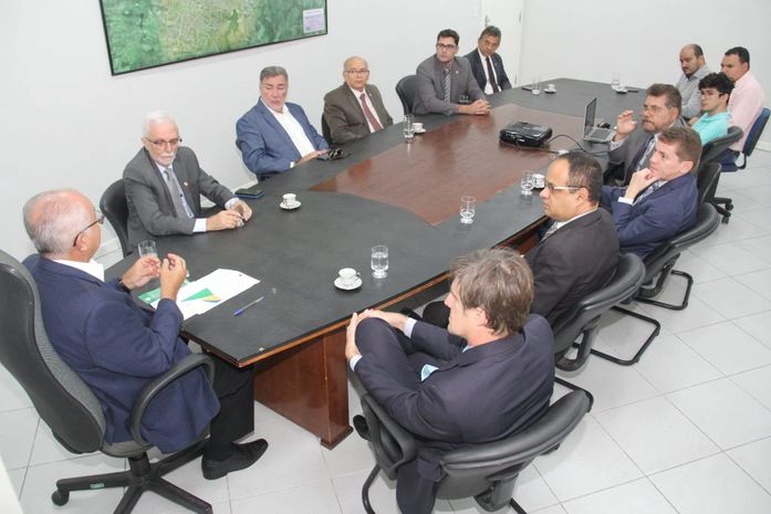 Teófilo apresenta projetos durante visita de promotores do MPE-Al