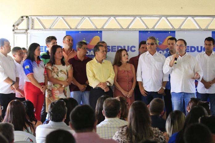 Na festa dos 58 anos de emancipação, dia 11 de março, Luciano Barbosa, deputado Francisco Tenório, a prefeita Rita e seu vice, Tó, durante entrega de escola reformada