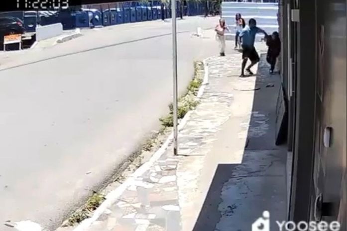Vídeo flagra momento em que três estudantes escapam de assaltante armado, no Poço