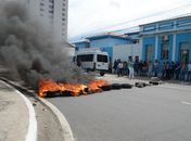 Sem receber, fornecedores da saúde interditam o trânsito na Avenida da Paz