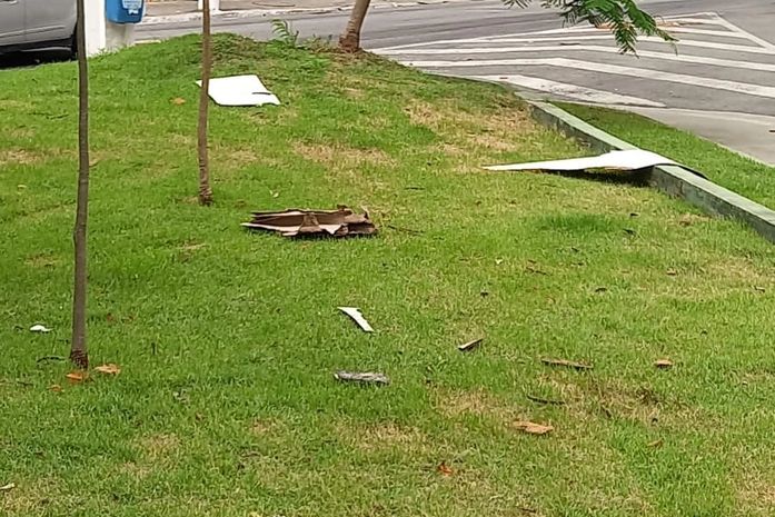 Com fortes ventos, objetos caem de antigo prédio do INSS no Centro de Maceió; populares denunciam riscos