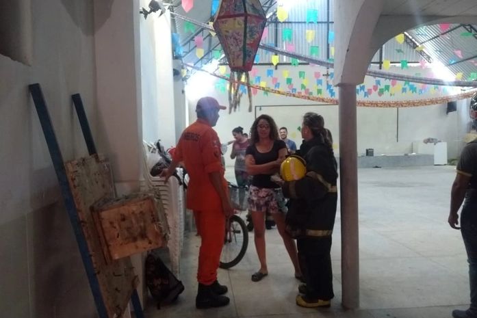 Bombeiros combatem princípio de incêndio em igreja
