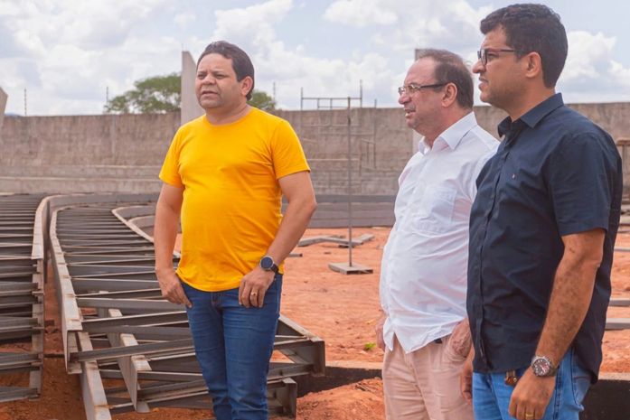 Prefeito Luciano constrói ginásio poliesportivo em Cangandu