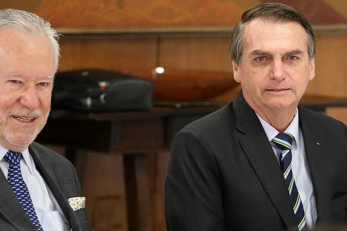 Bolsonaro e Alexandre Garcia odeiam o povo