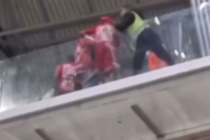 Após confusão em estádio, torcedores do CRB são levados para a delegacia em Belo Horizonte
