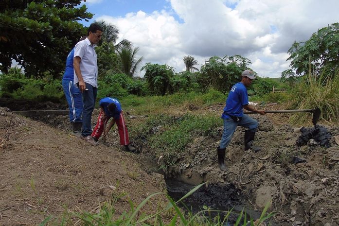 Prefeitura de Rio Largo realiza limpeza de canais para combater aedes aegypti