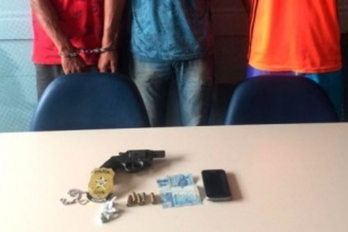 Três homens e uma mulher foram presos por tráfico e envolvimento em assassinato.