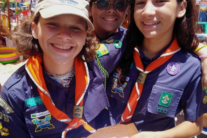Escoteiros do Fogo distribuem pulseiras de identificação e orientam casos de crianças perdidas na praia