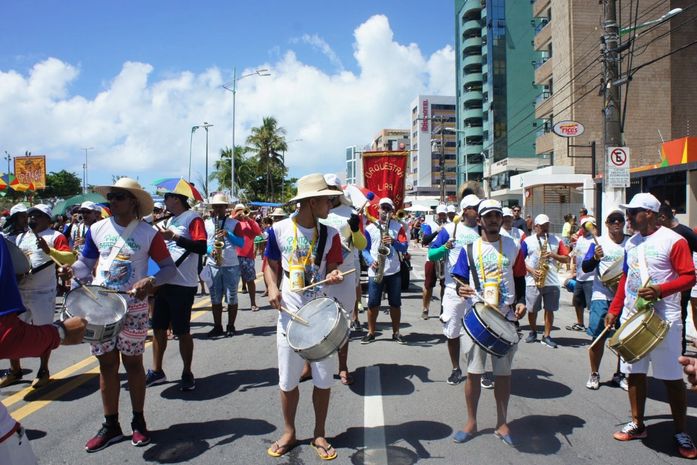 Fantasias de foliões são destaque nas prévias de carnaval em Maceió.