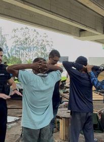 Operação desmonta estruturas usadas para tráfico, consumo de drogas e prostituição em viaduto da PRF