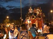 Do aeroporto à orla de Maceió, torcida recebe o CSA e faz a festa do acesso