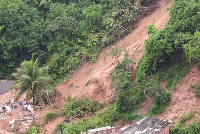 Fortes chuvas provocam alagamentos e deslizamentos de barreiras; veja fotos e vídeos
