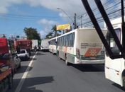 Colisão entre carreta e motocicleta deixa idoso ferido na Avenida Fernandes Lima 