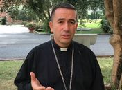 Bispo quer exorcizar demônios de cidade jogando água benta de helicóptero