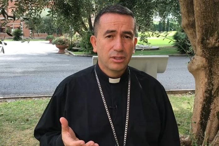 Bispo quer exorcizar demônios de cidade jogando água benta de helicóptero