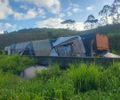 Motorista e esposa ficam feridos após tombamento de carreta com placas solares na BR-101, em Messias