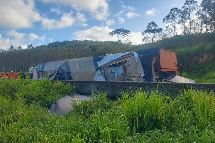 Motorista e esposa ficam feridos após tombamento de carreta com placas solares na BR-101, em Messias