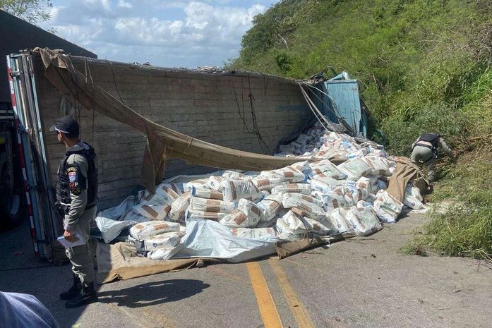 Caminhoneiro morre após veículo tombar na Serra das Pias, em Palmeira dos Índios