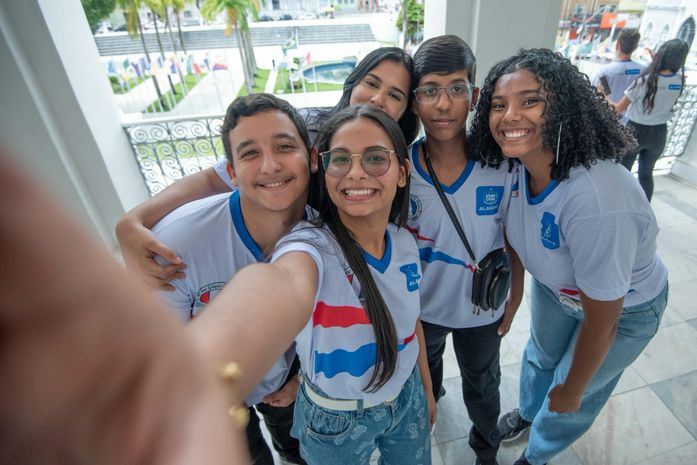 Seduc reforça necessidade de estudante fazer chave pix para recebimento do benefício do Cartão Escola 10