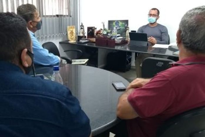 SMTT e taxistas discutem regulamentação do serviço de táxi lotação