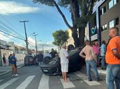 Carro capota após se envolver em acidente na Ponta Verde