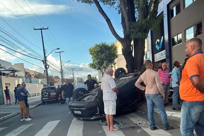 Carro capota após se envolver em acidente na Ponta Verde