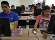 No curso, os alunos recebem aulas de informática, empreendedorismo e elaboração de planos de negócio
