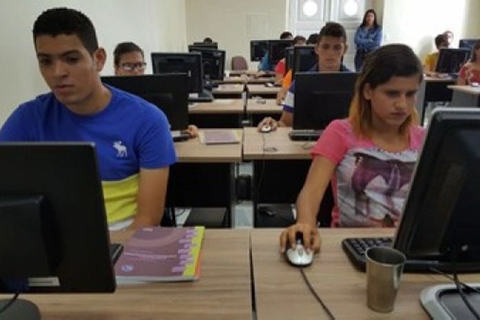 No curso, os alunos recebem aulas de informática, empreendedorismo e elaboração de planos de negócio